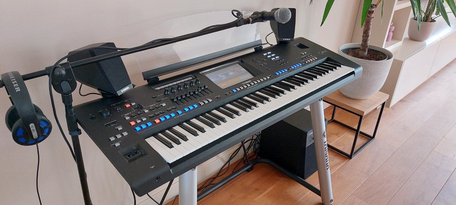 Genos Digital Workstation met standaard en accessoires, Muziek en Instrumenten, Ophalen, Yamaha, Zo goed als nieuw, Midi-aansluiting