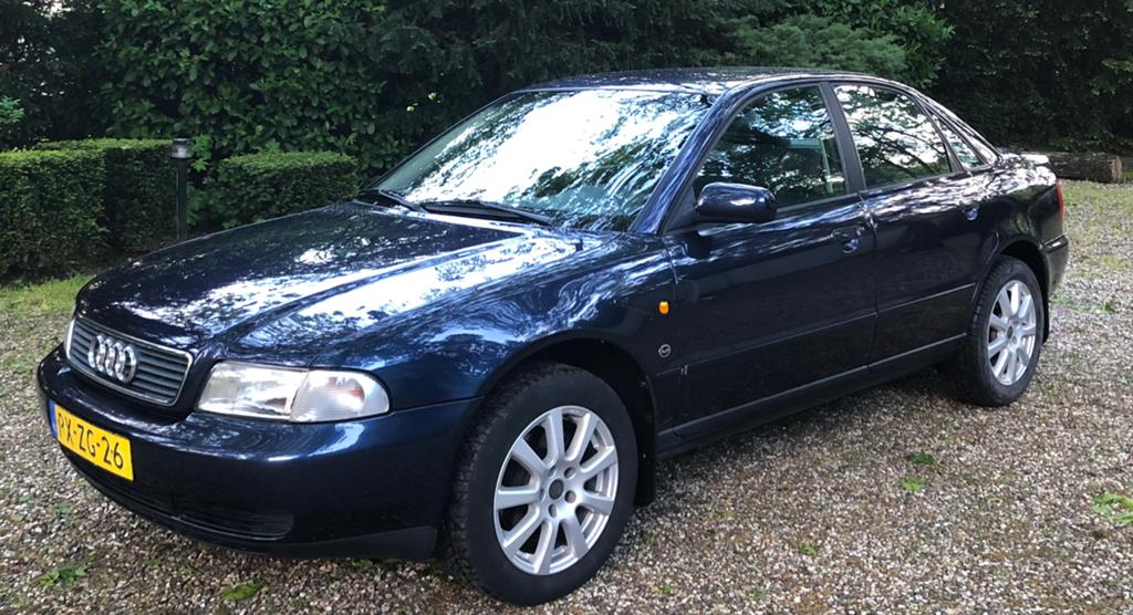 Audi A4 1.6 74KW 1997 Blauw, Auto's, Voorwielaandrijving, 1160 kg, 4 cilinders, Blauw