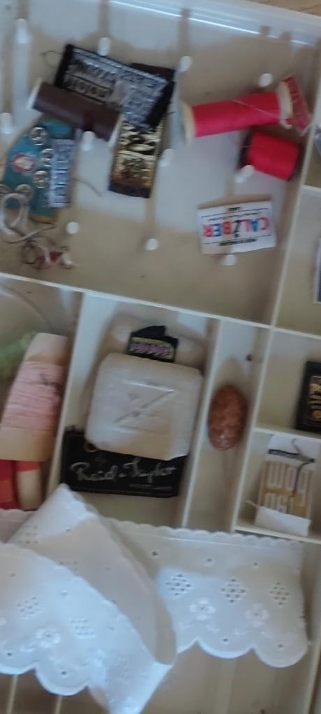 Een grote doos met nieuwe naai spullen + box, Ophalen of Verzenden, Nieuw, Overige typen