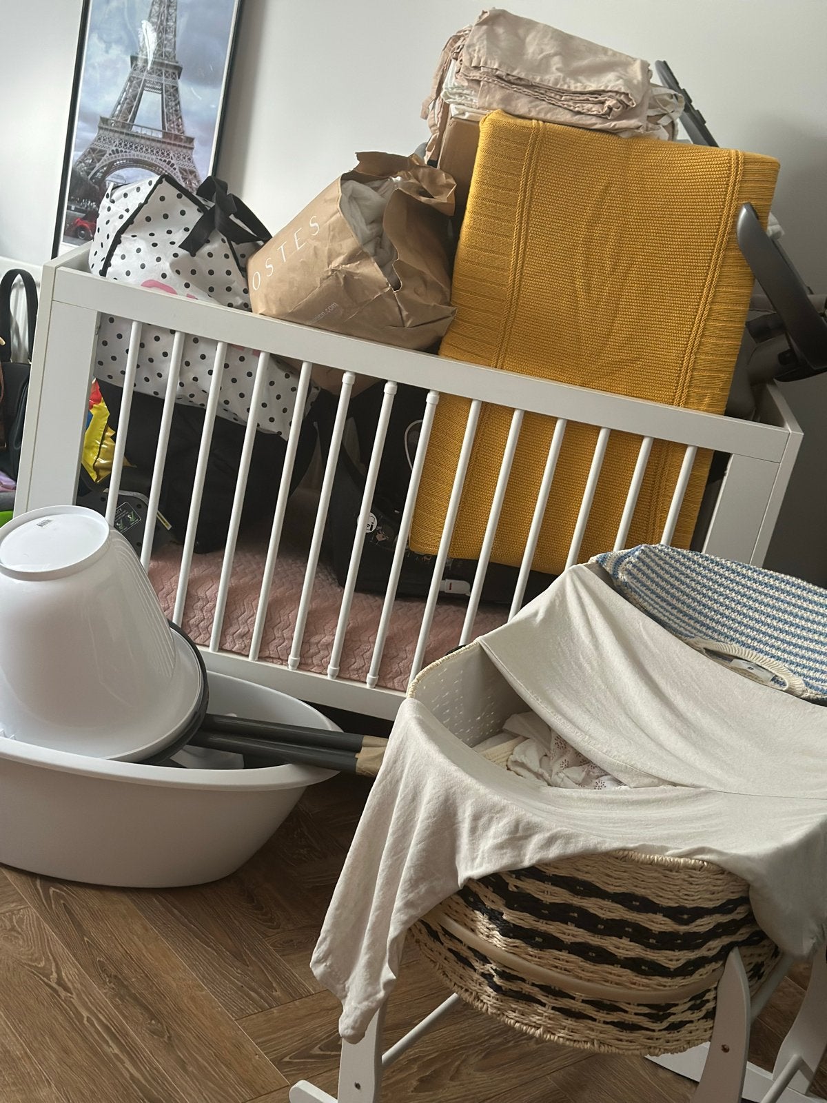 Wit ledikant met houten poten, Kinderen en Baby's, Babywiegjes en Ledikanten, Ophalen, Gebruikt, Ledikant