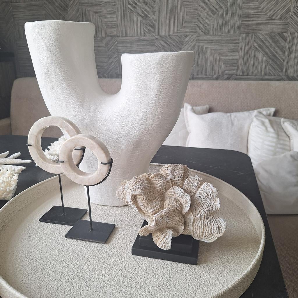 Klein beige faux koraal ornament op zwarte voet japandi, Nieuw, Ophalen of Verzenden, X, X