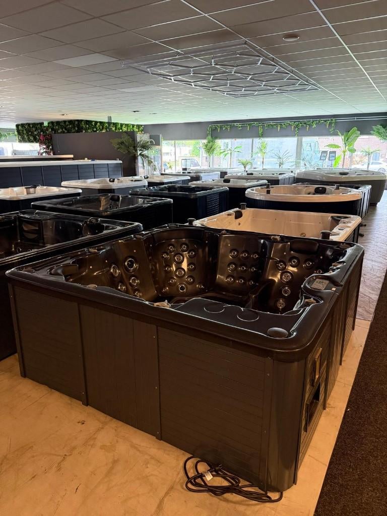 Jacuzzi Spa Sunspa 230x230 – Balboa –Plug & Play– Luxe Model, Ophalen, Zo goed als nieuw, Trap, Vast