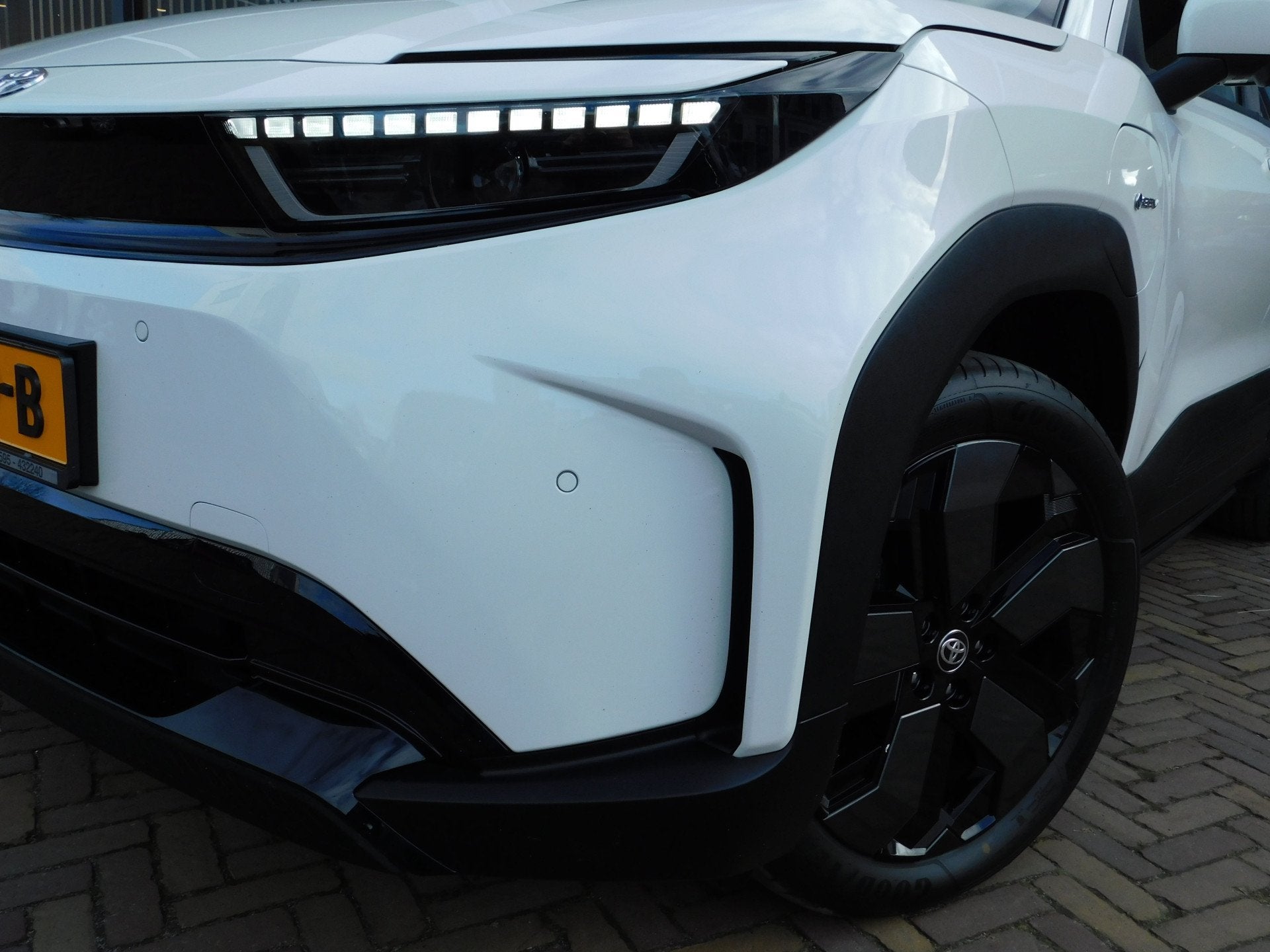 Toyota Urban Cruiser Executive 61 kWh *DEMO-DEAL* (bj 2026), Auto's, Gebruikt, 750 kg, Leder en Stof, Wit
