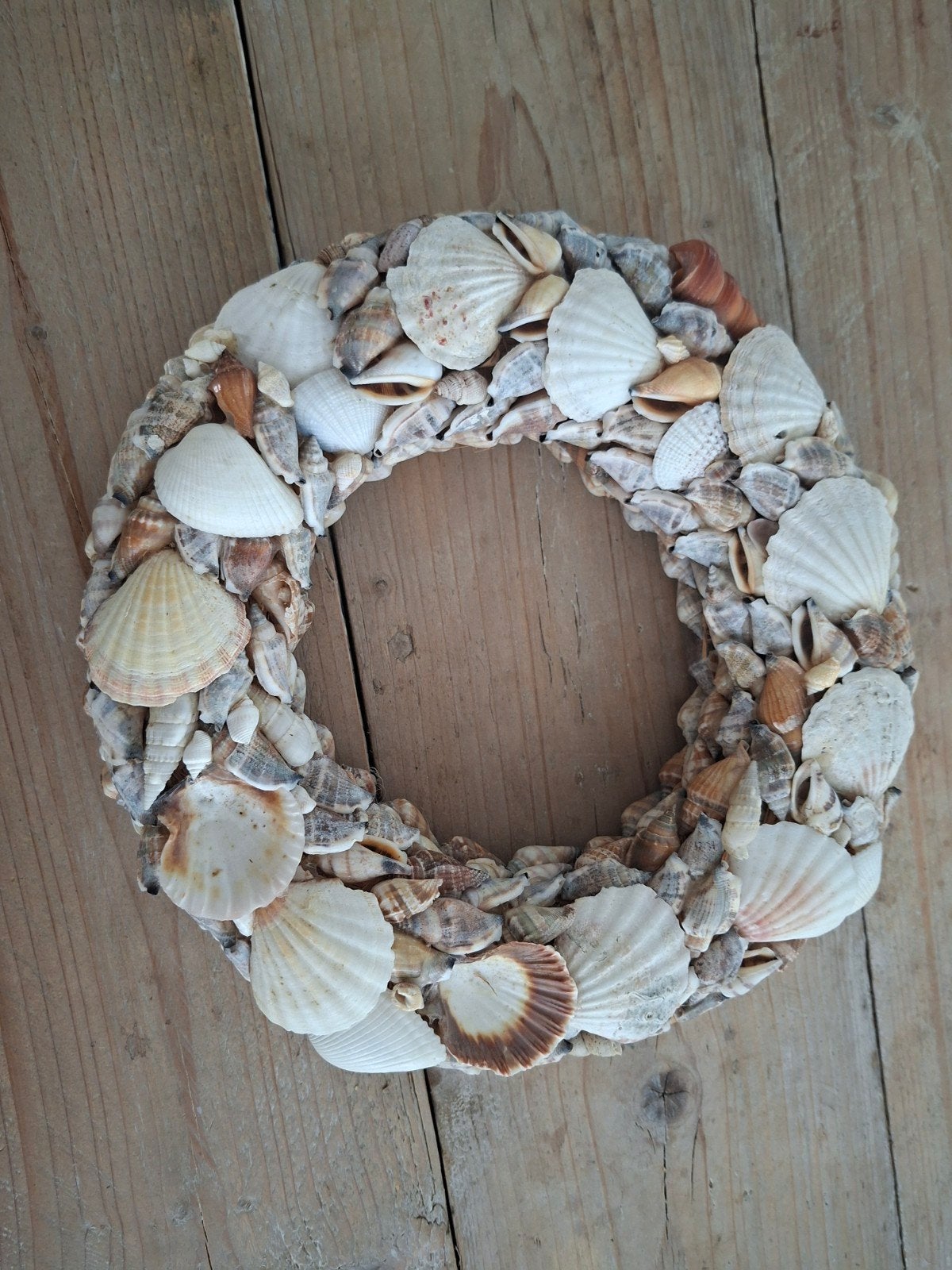 Decoratieve schelpenkrans - Handgemaakt, Krans, Ophalen of Verzenden, Zo goed als nieuw, 27 cm