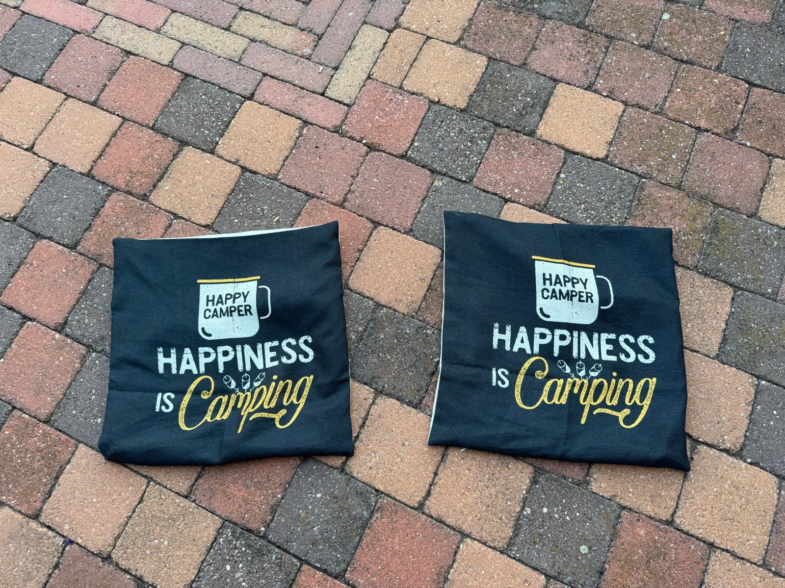 2 Kussenhoezen Camper - Happiness is Camping, Ophalen of Verzenden, Zo goed als nieuw