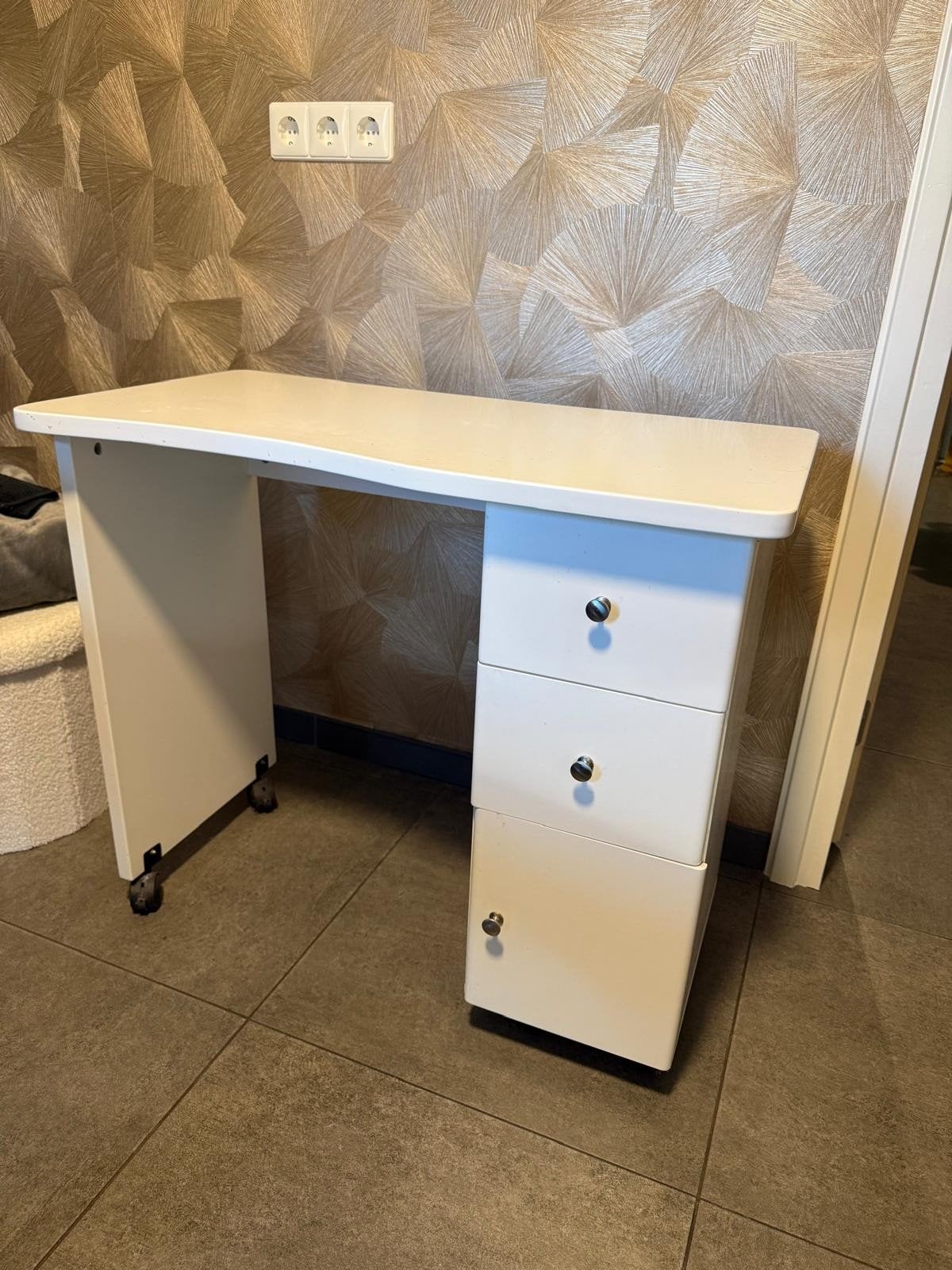 Witte nageltafel met lades en wieltjes, Ophalen, Gebruikt