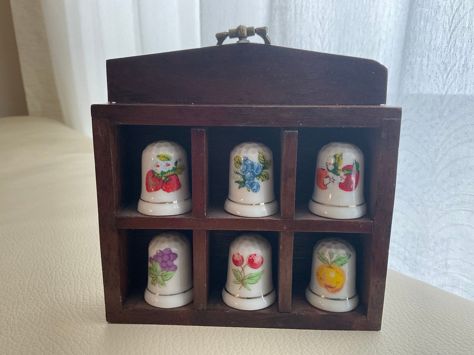 Vingerhoedjes set met houten displaykastje, fruitmotieven, Verzamelen, Vingerhoedjes, Ophalen of Verzenden, Zo goed als nieuw