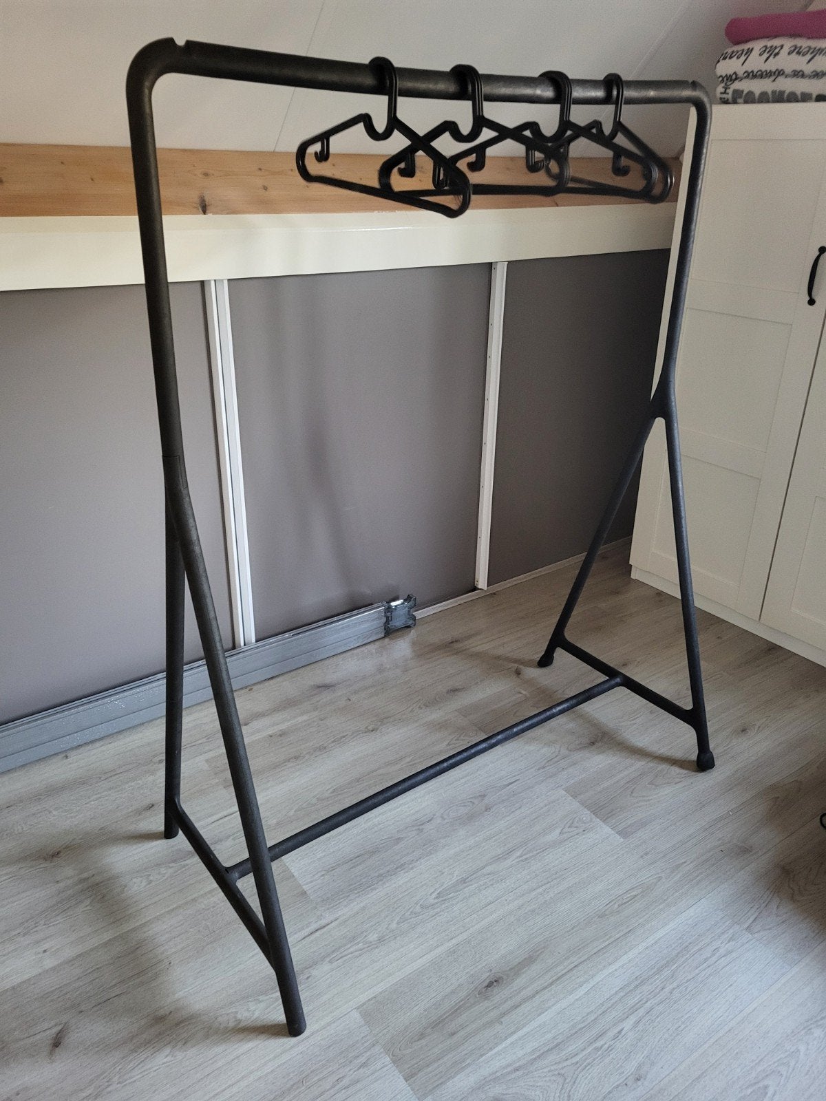 Kledingrek zwart met 2 wieltjes aan één kant, Ophalen, Met wielen, Gebruikt