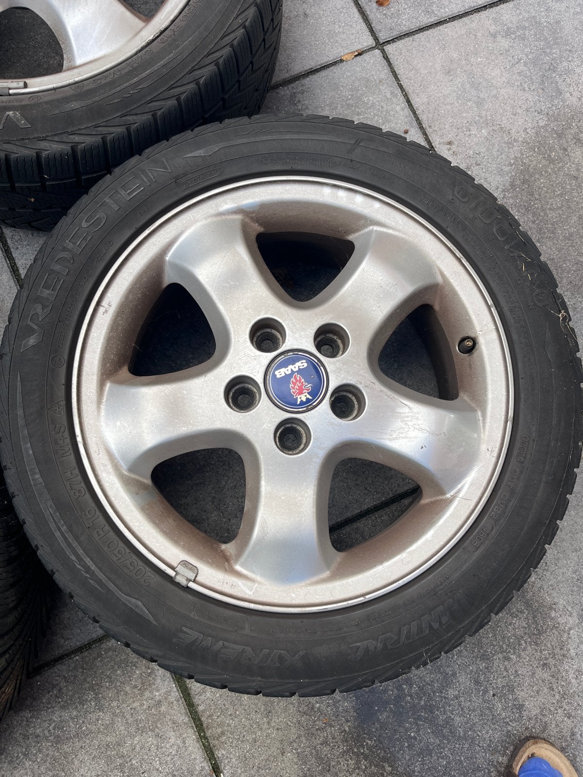 Winterbanden met velgen, 2 met Saab logo, gebruikt, Ophalen, Gebruikt, 16 inch, Banden en Velgen