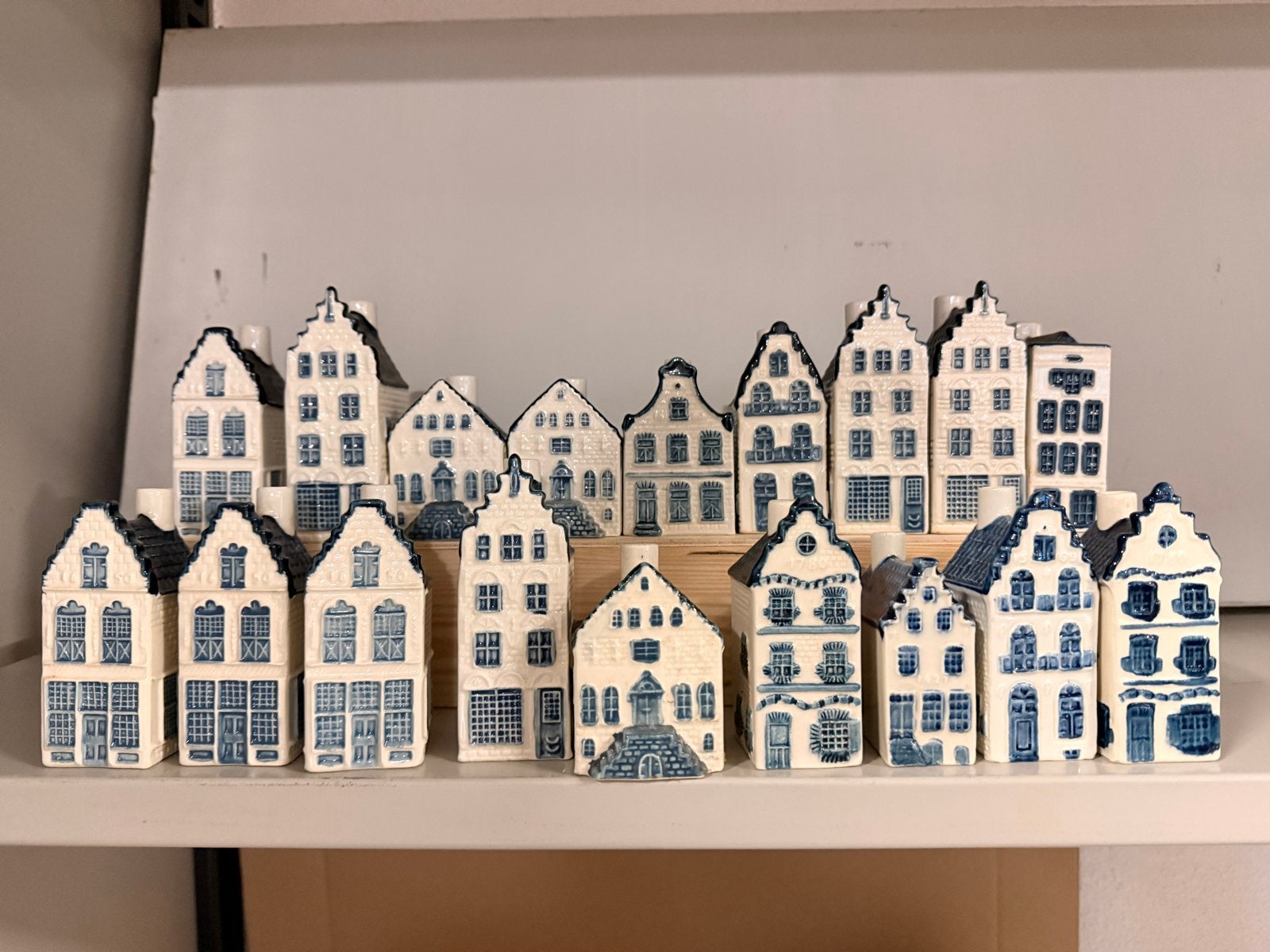 Verzameling van 18 Henkes KLM Delfts Blauwe Huisjes, Ophalen, Zo goed als nieuw