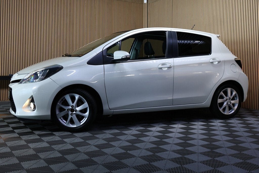 Toyota Yaris 1.5 Full Hybrid Aspiration PANO NAVI CLIMA CRUI, Gebruikt, Zwart, 4 cilinders, Start-stop-systeem