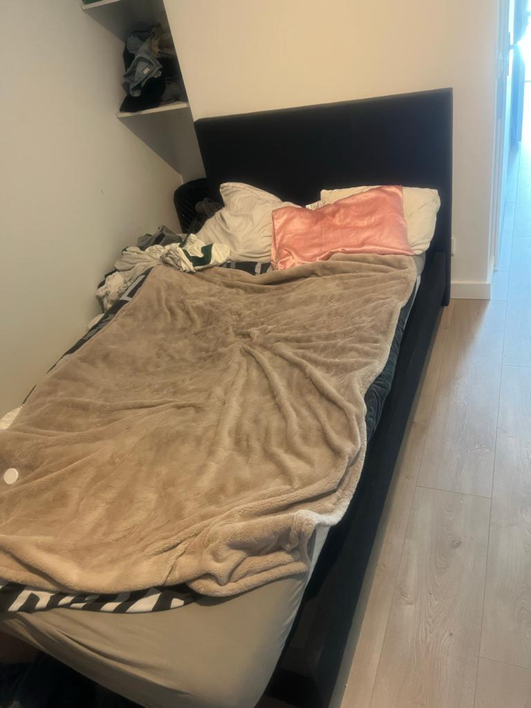 Eenpersoonsbed met zwart hoofdbord, Gebruikt, 90 cm, Eenpersoons, Zwart