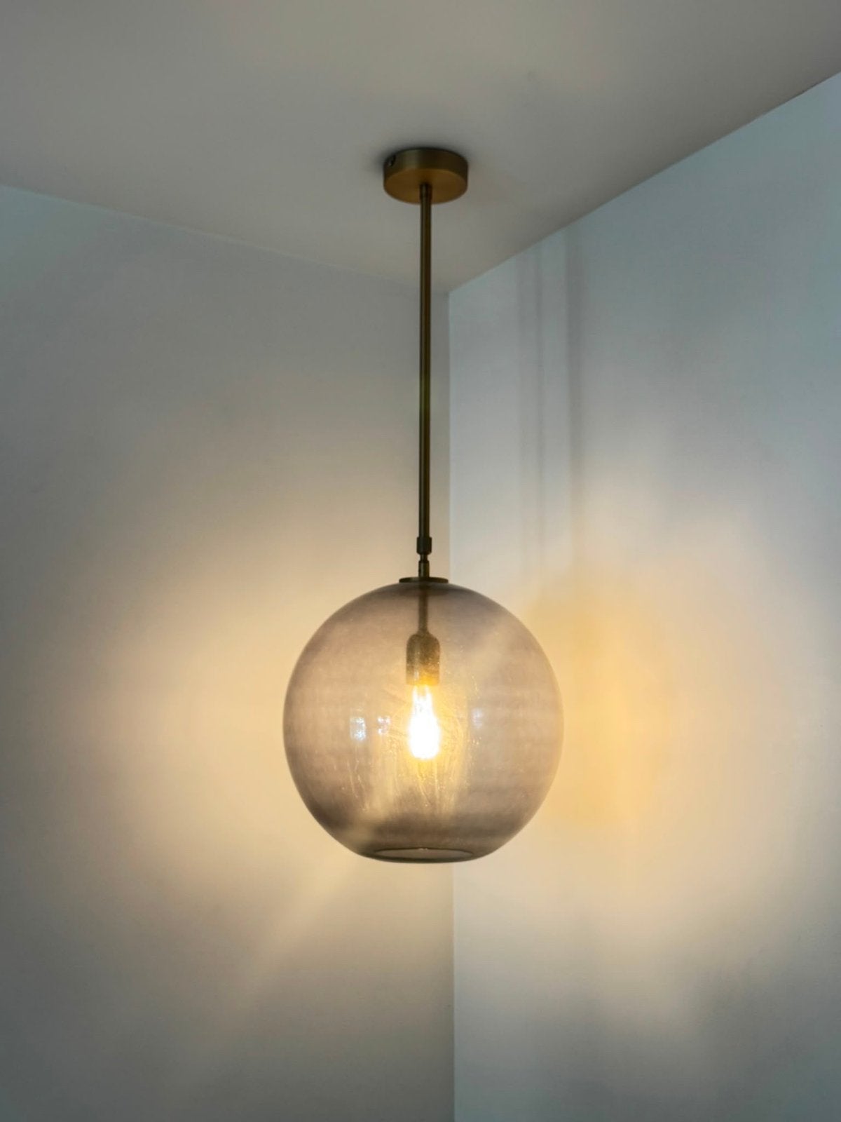 Moderne glazen hanglamp - bolvormig, rookglas, Huis en Inrichting, Lampen | Hanglampen, Ophalen of Verzenden, Zo goed als nieuw