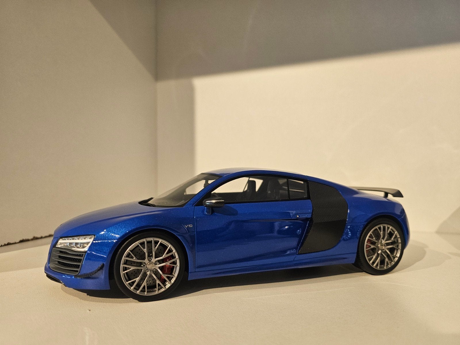 DNA Collectibles Audi R8 LMX Blauw 1:18, Ophalen of Verzenden, Zo goed als nieuw, Auto, Overige merken