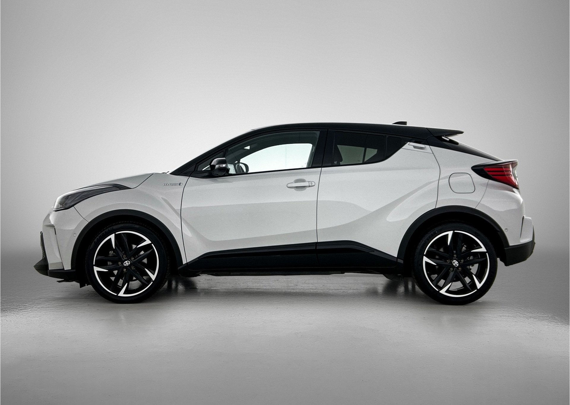 Toyota C-HR 1.8 Hybrid GR-Sport | Navigatie | Stoelverwarmin, 12 maanden, Zwart, 4 cilinders, 122 pk