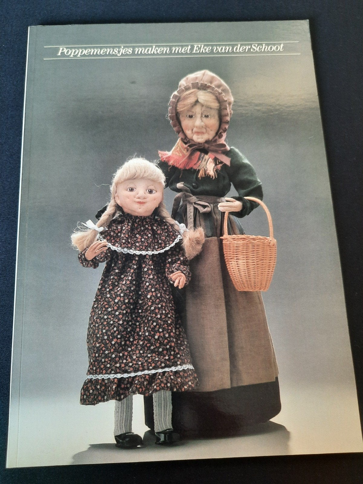 Poppemensjes maken met Eke vd Schoot, Ophalen of Verzenden, Zo goed als nieuw, Borduren en Naaien