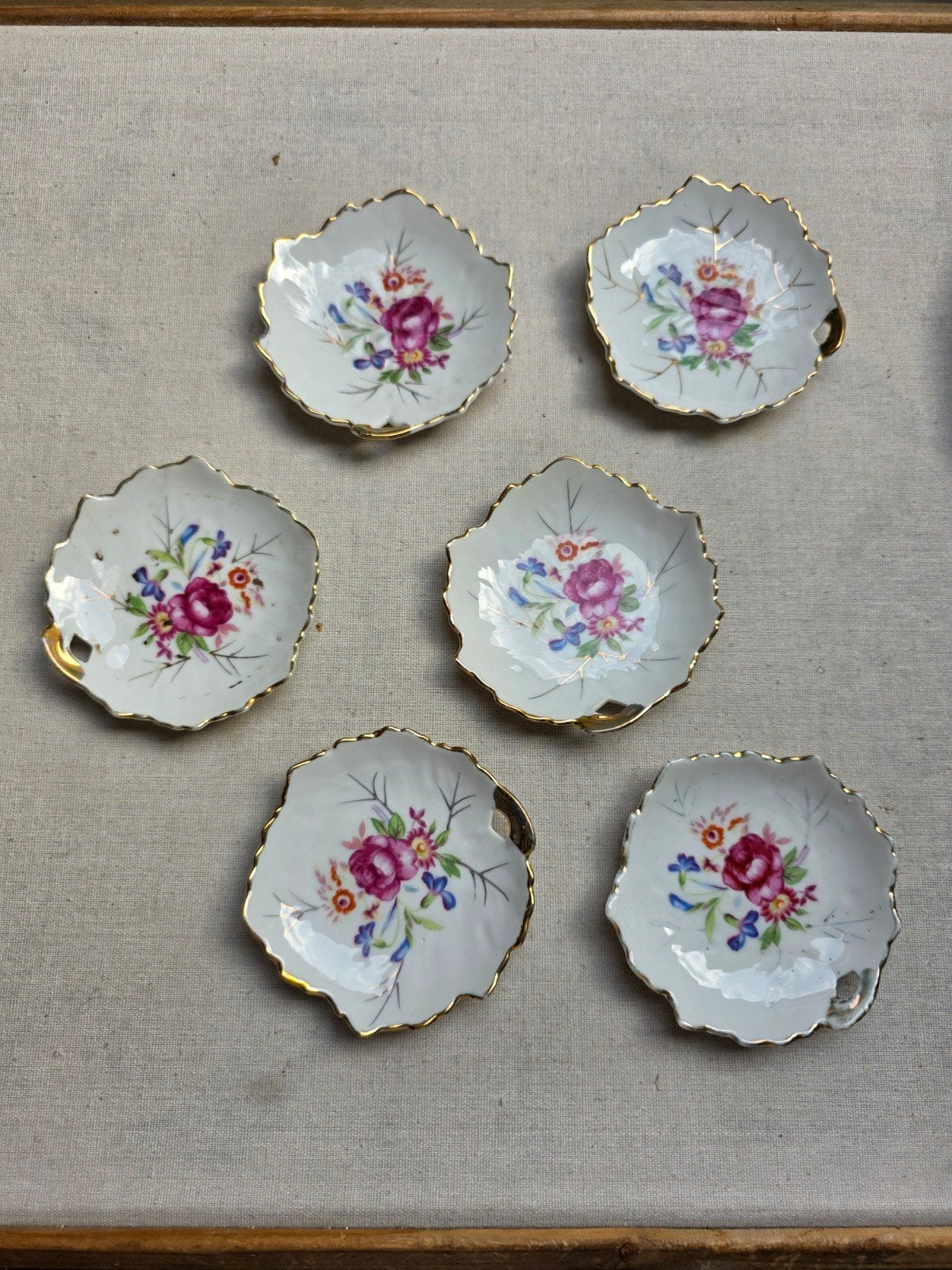 Porseleinen bloemetjes petit four bordjes / schaaltjes, Antiek en Kunst, Ophalen of Verzenden