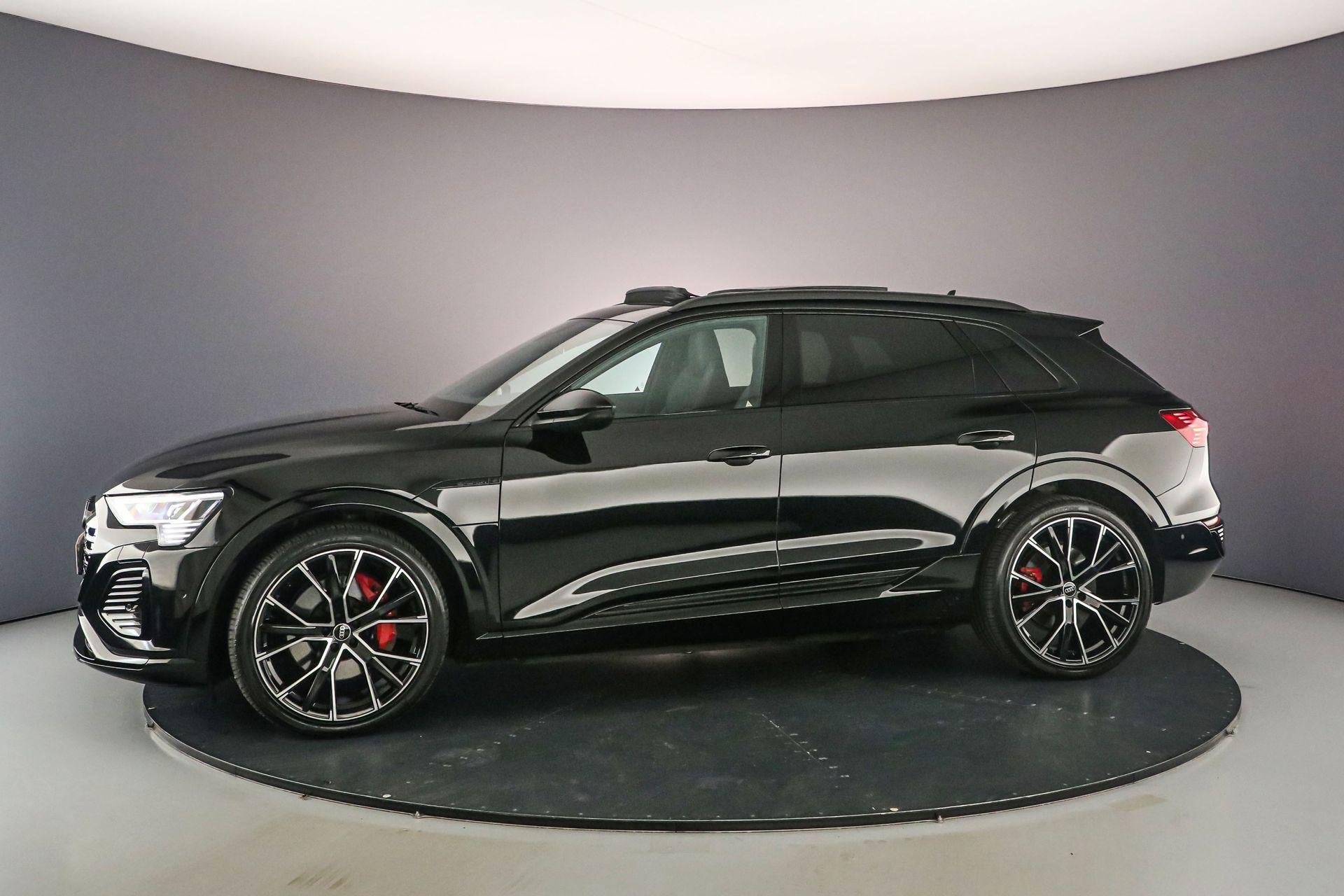 Audi Q8 e-tron 55 quattro S Edition 115 kWh | Pano | Leder |, Auto's, Automaat, 131 €/maand, Zwart, Vierwielaandrijving
