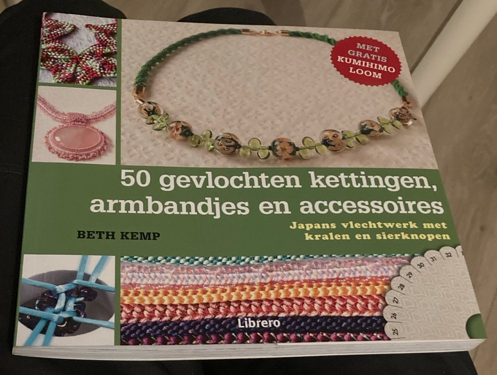 50 gevlochten kettingen, armbandjes en accessoires, Boeken, Ophalen of Verzenden, Zo goed als nieuw, Sieraden maken