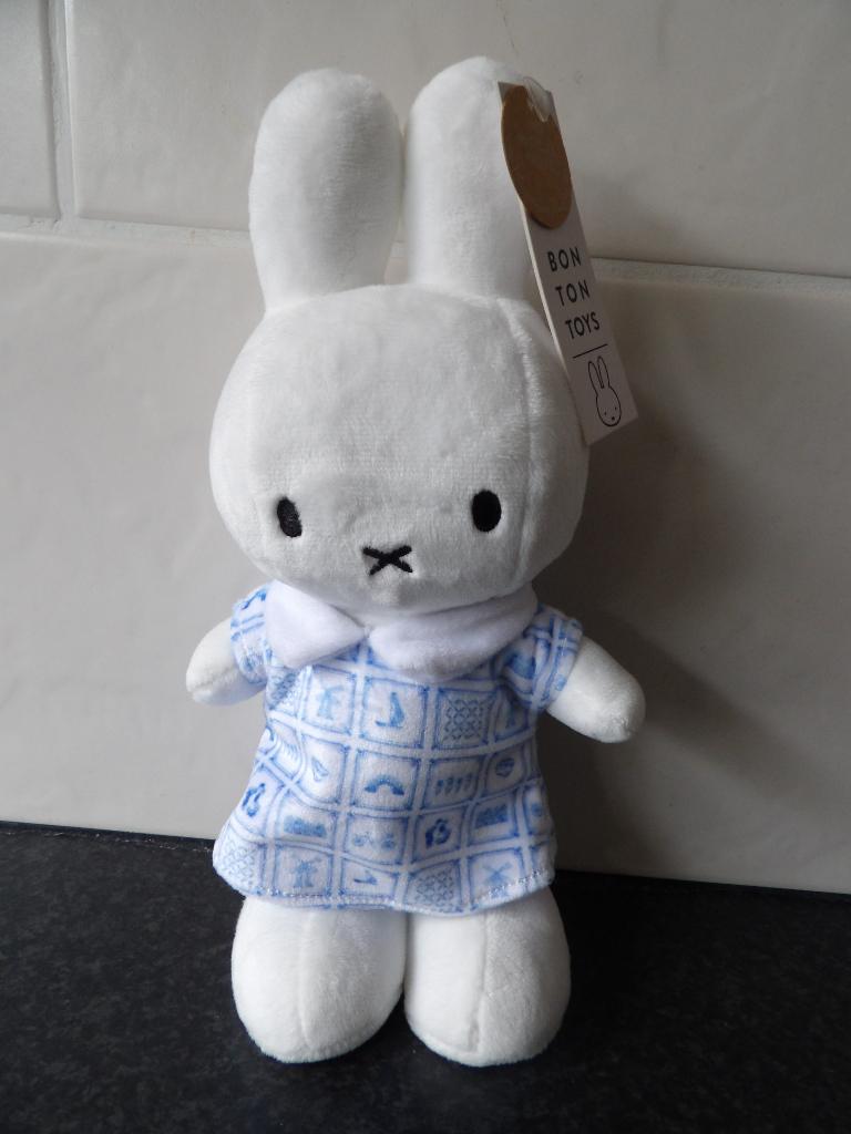Nieuw met kaartjes Nijntje knuffel Delft Blue Dress 24 cm, Kinderen en Baby's, Nijntje, Ophalen of Verzenden, Wasbaar, Wit
