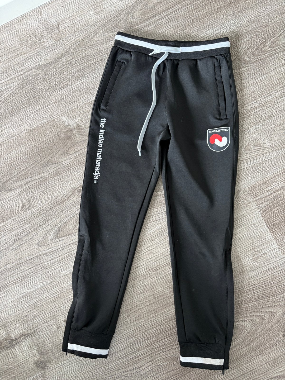MHC Lelystad broek 140 als nieuw!, Ophalen of Verzenden, Zo goed als nieuw, Jongen of Meisje, Sport- of Zwemkleding