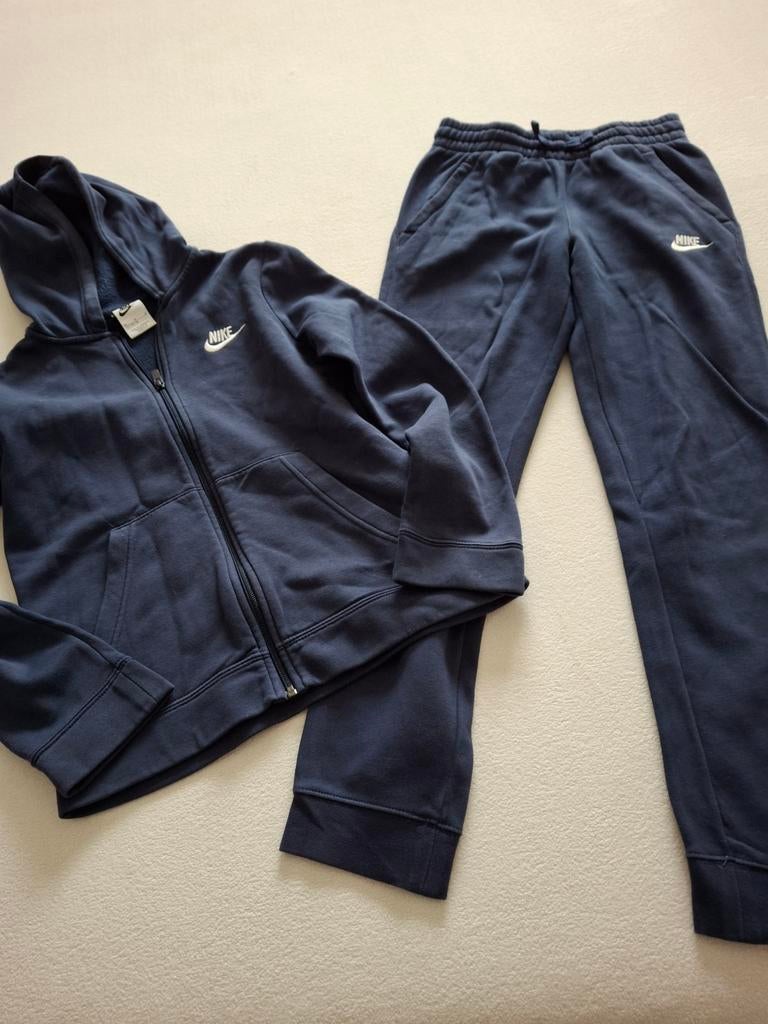 Nike trainingspak mt 140  Nieuw KOOPJE, Ophalen of Verzenden, Zo goed als nieuw, Jongen of Meisje, Sport- of Zwemkleding