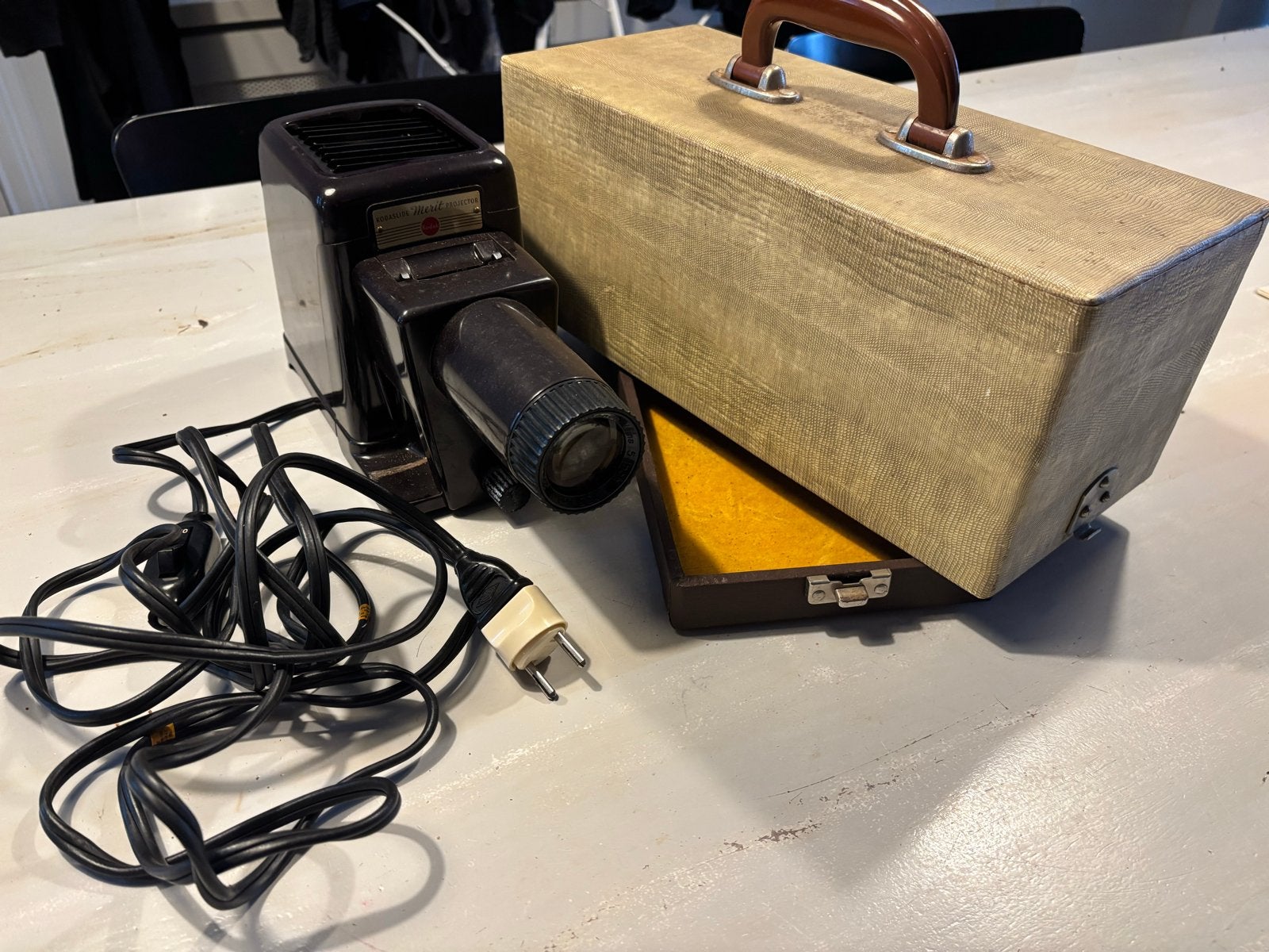 Vintage Kodak Kodaslide Merit Projector met koffer, Ophalen of Verzenden, Gebruikt, Met scherm
