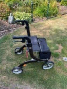 Travixx rollator bruin inklapbaar en mandje voor, Diversen, Ophalen, Zo goed als nieuw