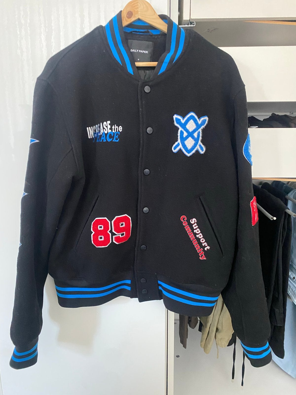 Daily Paper Varsity Jacket - Zwart met blauwe accenten, Kleding | Heren, Verzenden, Gedragen, Maat 48/50 (M), Zwart