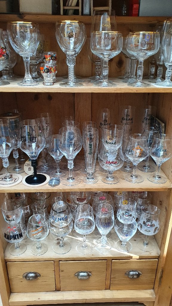 Diverse speciaal bierglazen op een voetje, Ophalen, Nieuw, Glas of Glazen, Overige merken