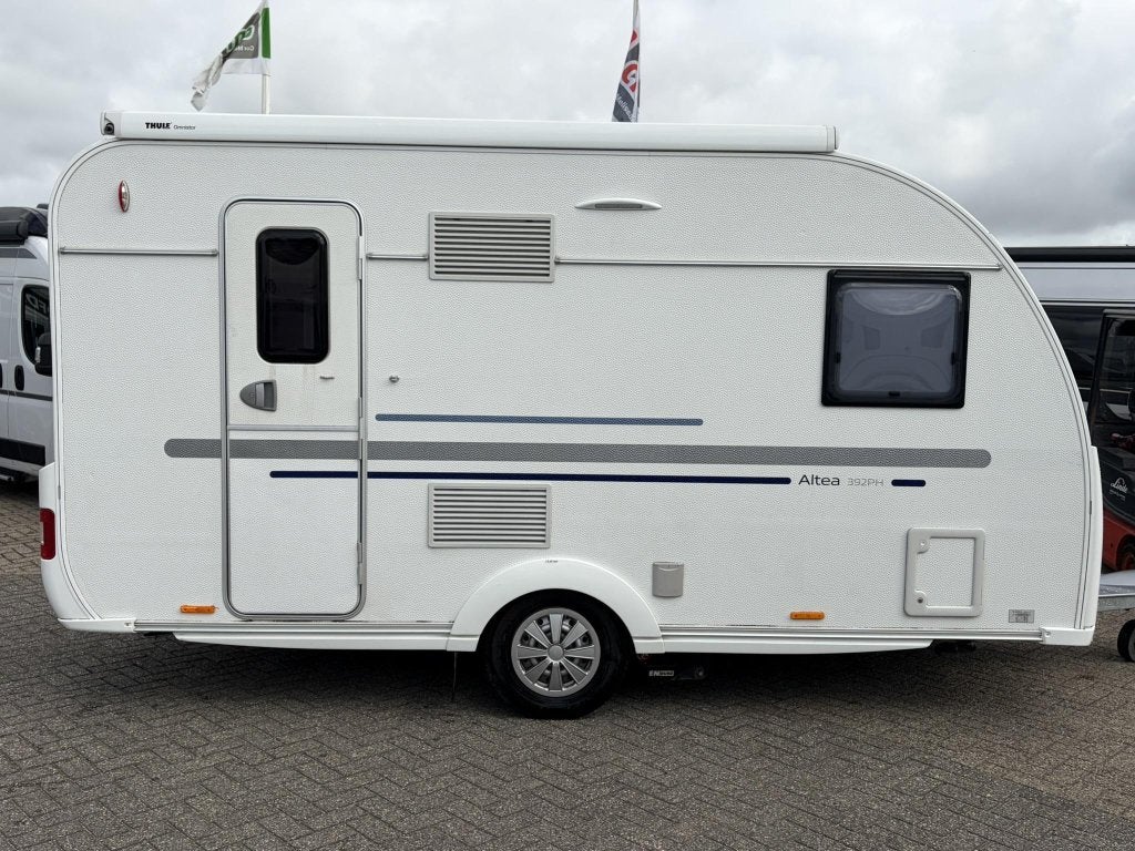 Adria Altea 392 PH VERKOCHT, Caravans en Kamperen, Caravans, Schokbreker, Bedrijf, Treinzit, 4 tot 5 meter