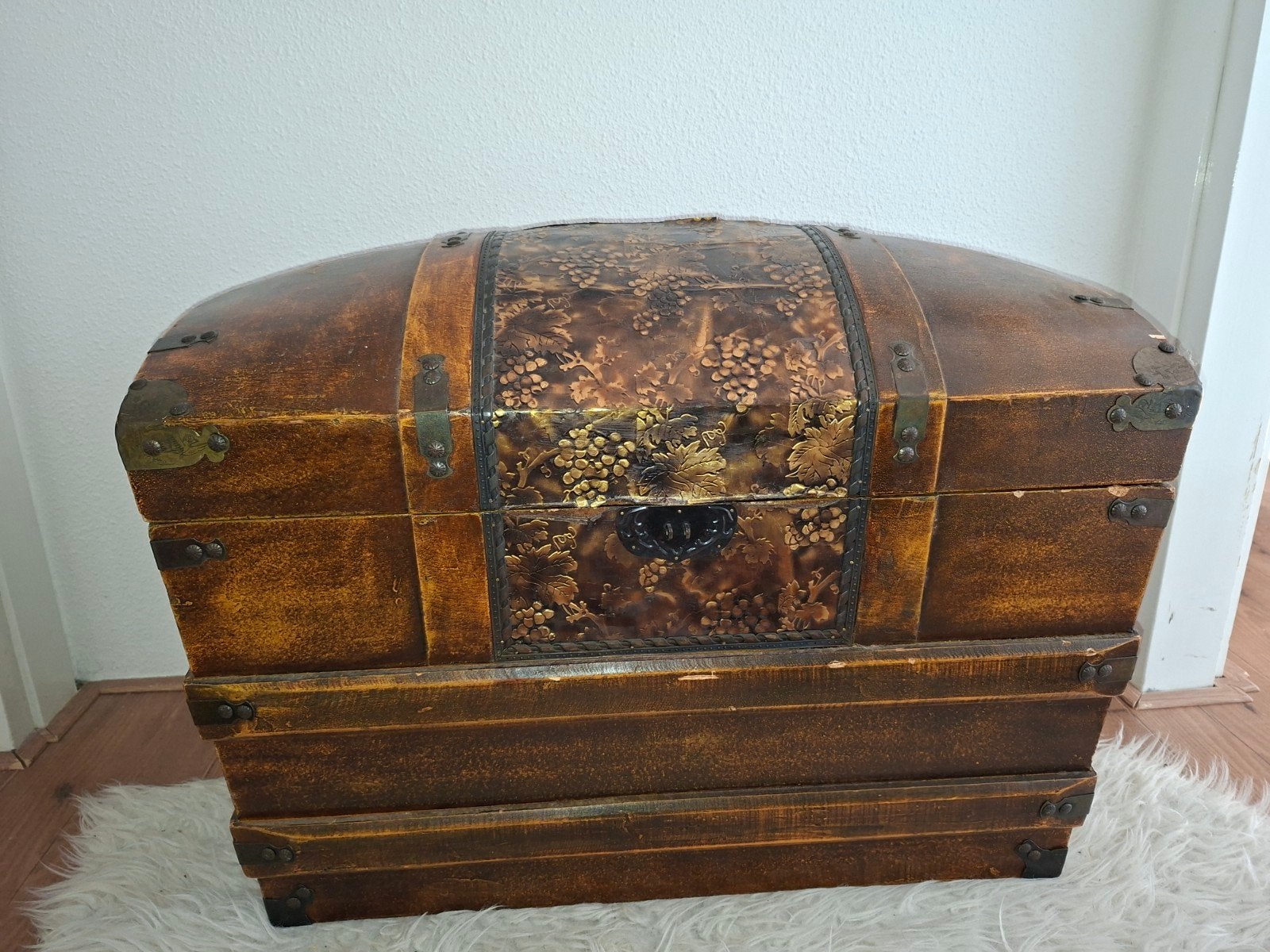 Vintage houten kist met druivenmotief, Huis en Inrichting, 50 – 75, Gebruikt, 50 tot 100 cm, 50 tot 75 cm