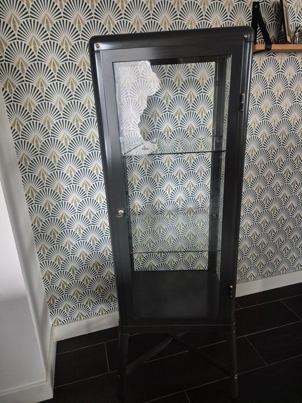 IKEA FABRIKÖR vitrinekast - donkergrijs, Huis en Inrichting, Ophalen, 50 tot 100 cm, Glas, 150 tot 200 cm