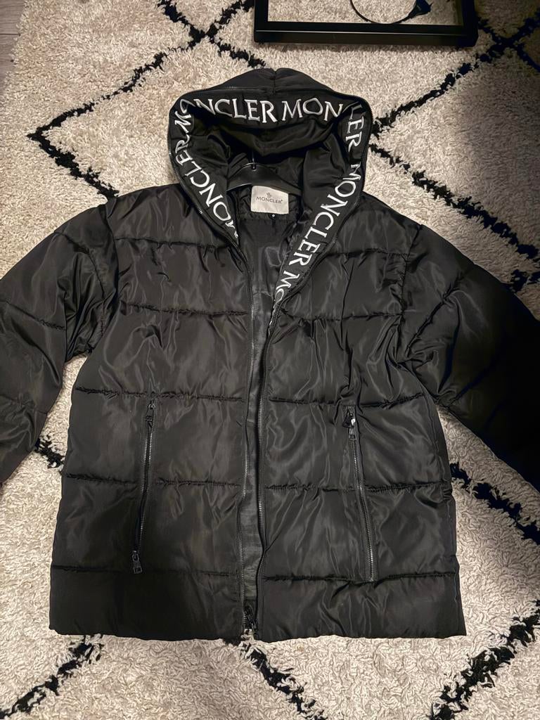 Moncler Puffer Jas Zwart met Logo op Capuchon, Ophalen of Verzenden, Zo goed als nieuw, Maat 48/50 (M), Zwart