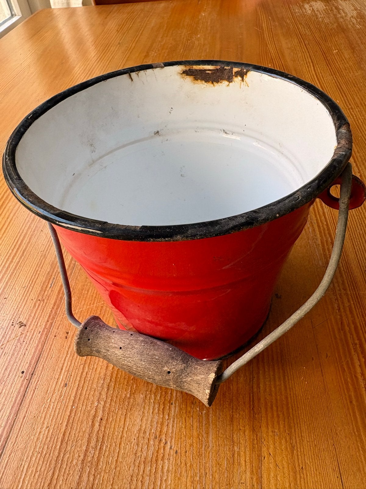 Vintage rood emaille emmertje met houten handvat, Ophalen of Verzenden