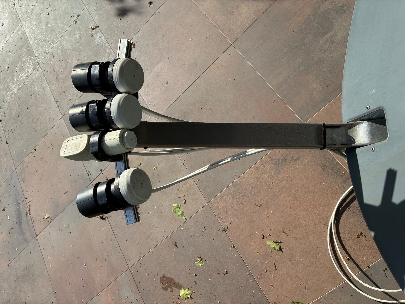 Triax schotelantenne met 4 LNB's en grondstatief, Ophalen, Zo goed als nieuw, (Schotel)antenne, Overige merken