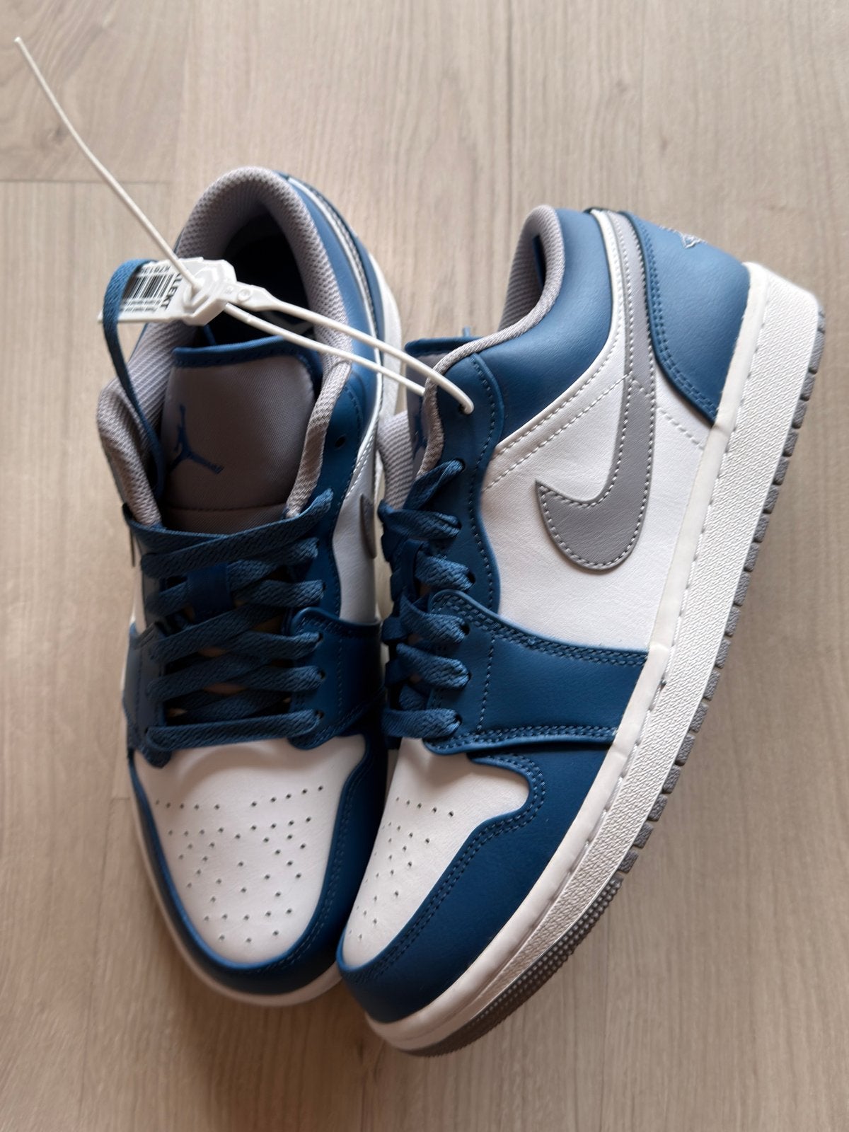 Air Jordan 1 Low True Blue - Maat 42.5 EU / 9 US, Kleding | Heren, Ophalen of Verzenden, Nieuw, Blauw, Sneakers of Gympen