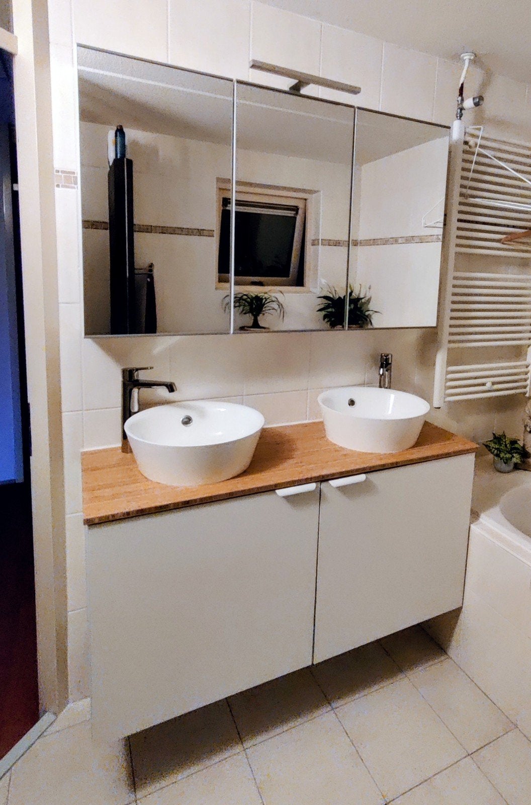 Badkamermeubel met dubbele wasbak en spiegelkast, Huis en Inrichting, Ophalen, 100 tot 150 cm, Zo goed als nieuw, Minder dan 100 cm