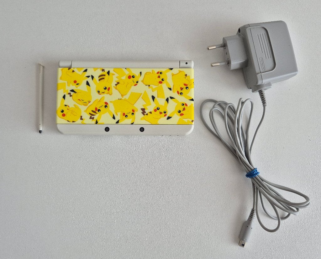 New Nintendo 3DS + Pikachu Faceplate & 2 Pokemon Games, Spelcomputers en Games, Spelcomputers | Nintendo 2DS en 3DS, Wit, Ophalen of Verzenden