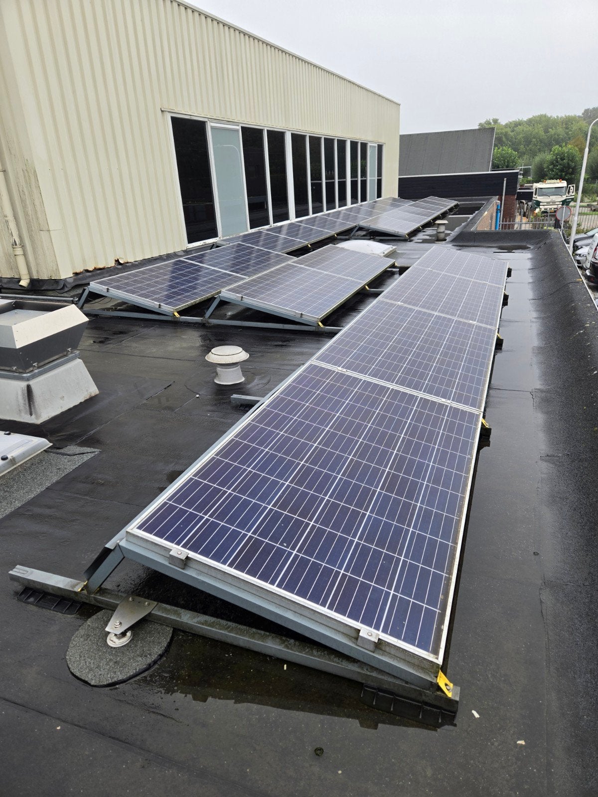 complete set zonnepanelen 94st incl bevestiging en omvormer, Ophalen, Gebruikt, Compleet systeem, 200 wattpiek of meer