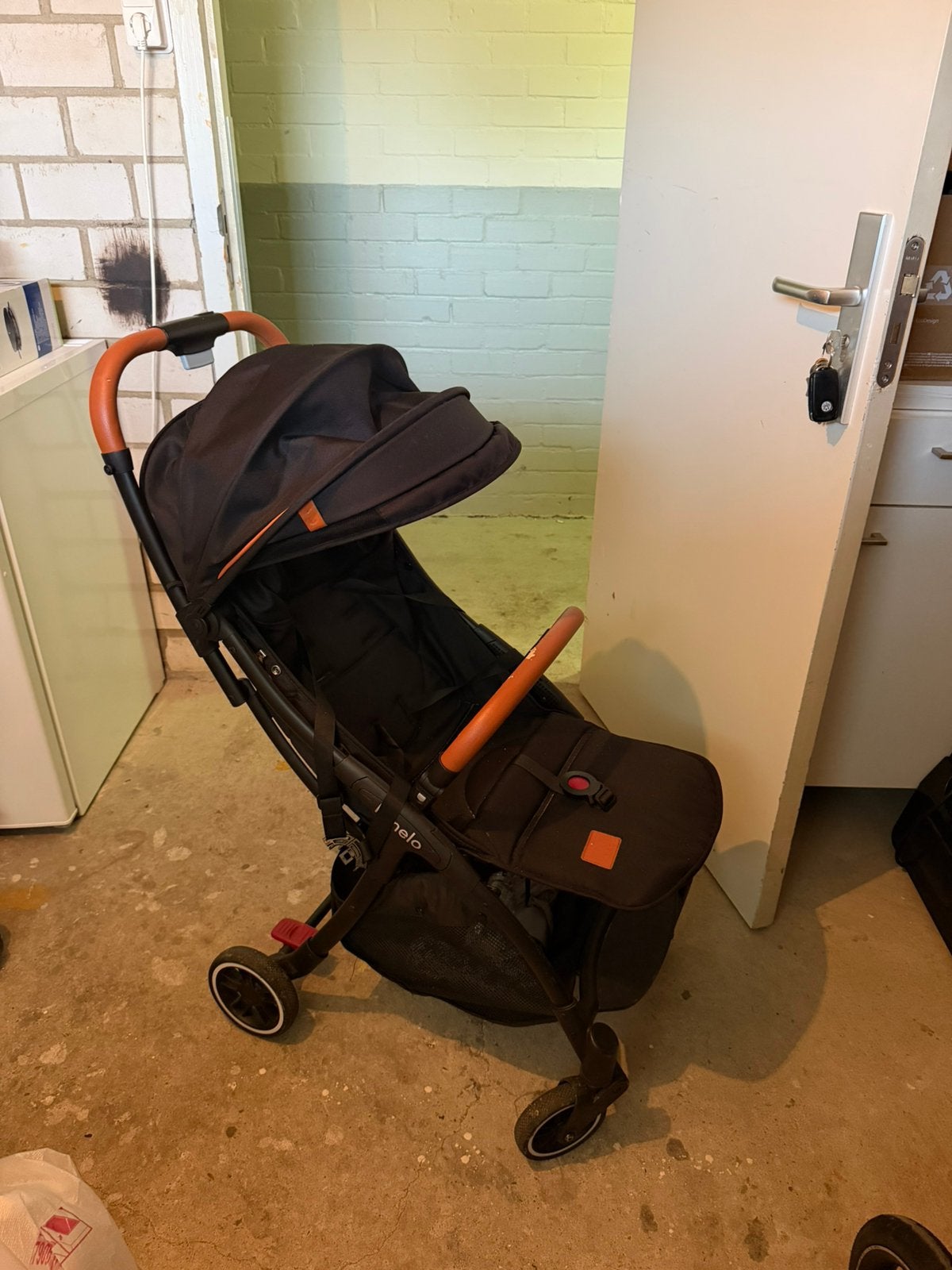 Lionelo buggy zwart met bruine details, Ophalen, Gebruikt