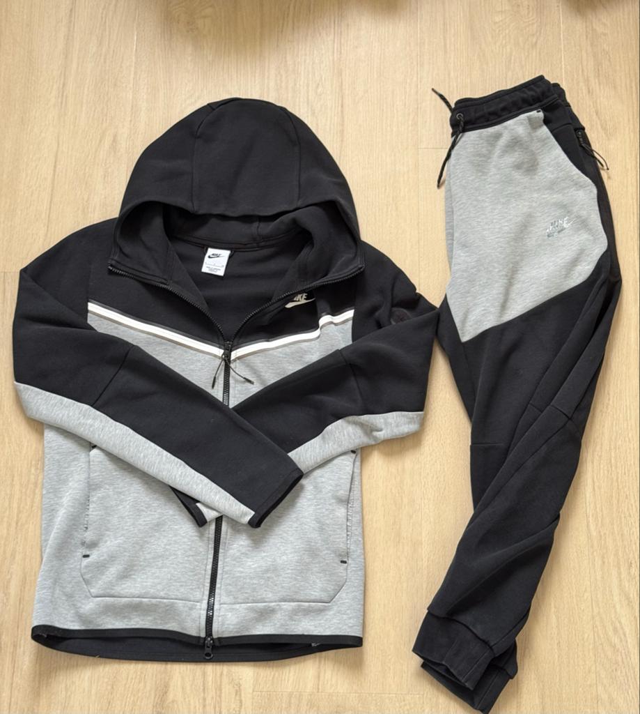 Nike Tech Fleece Trainingspak Zwart/Grijs, Zwart, Ophalen of Verzenden, Zo goed als nieuw, Algemeen
