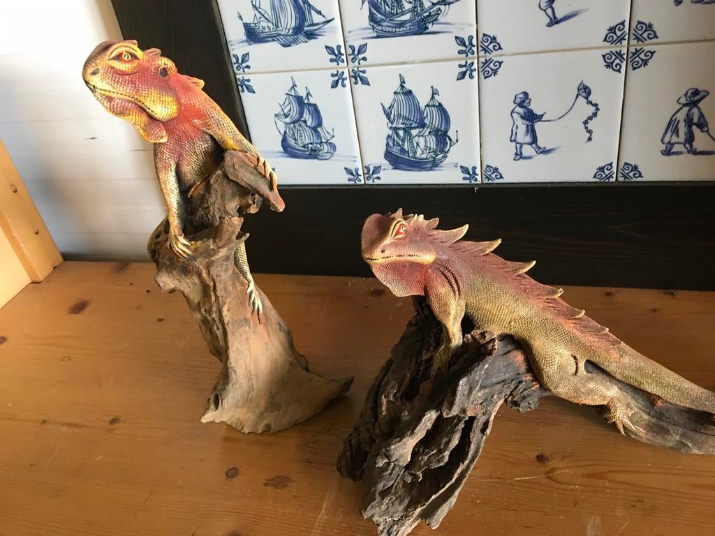 Twee prachtige hagedissen op boomstronken, 30 en 18 cm hoog, P, Meerkleurig, Overige materialen, Overige stijlen