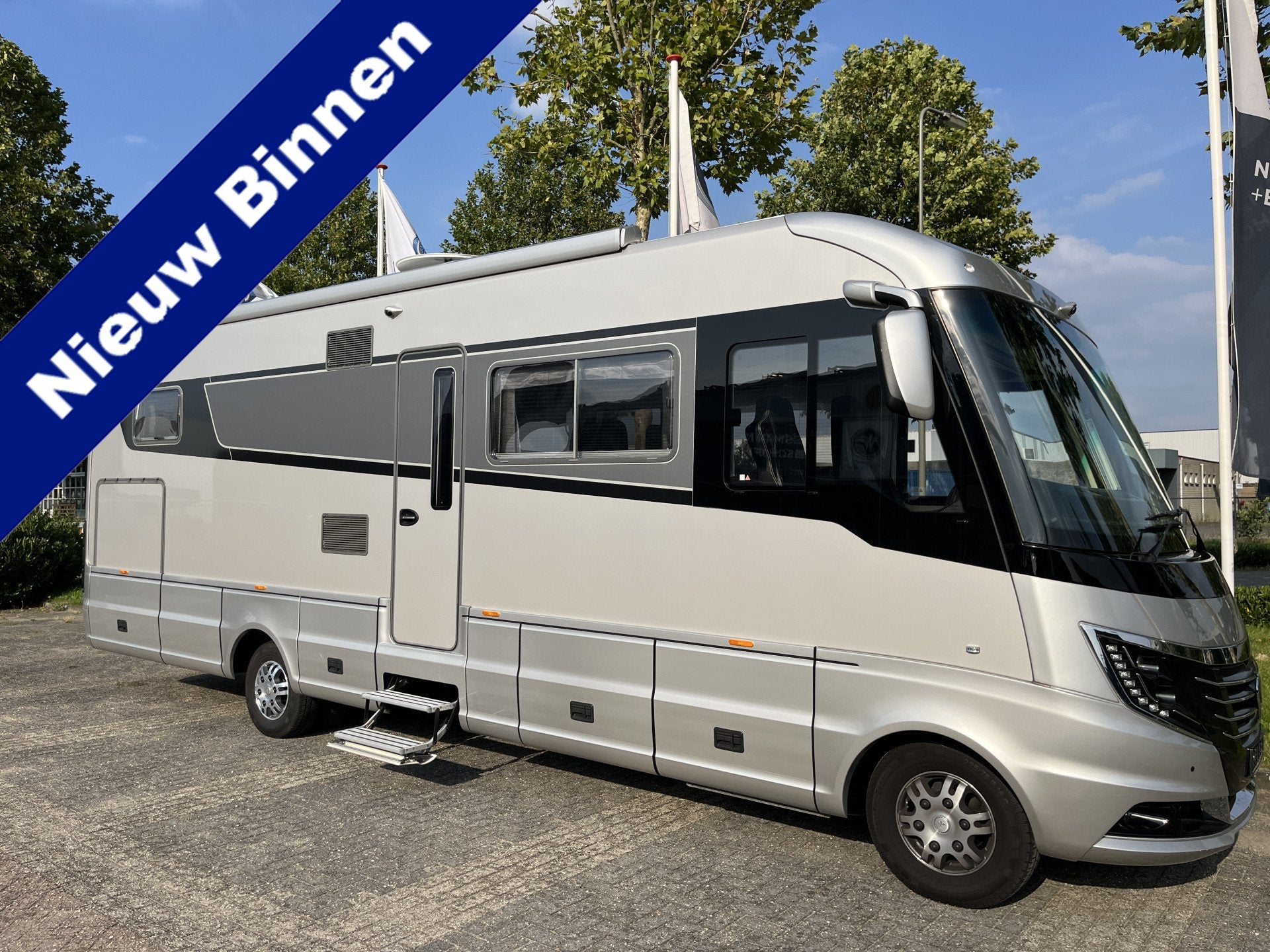 NIESMANN BISCHOFF FLAIR 920LE 6-persoons Gastank Retarder Af, Niesmann+Bischoff, Galliersweg 39
5349AT  OSS, NL, Diesel, Mark@niesmannbischoff.nl
