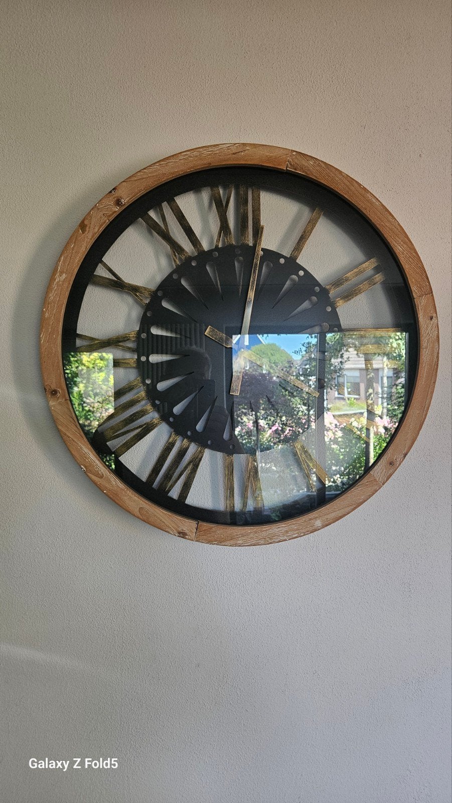 Grote wandklok met Romeinse cijfers, hout en metaal, Wandklok, Zichtbaar uurwerk, Analoog, Ophalen of Verzenden