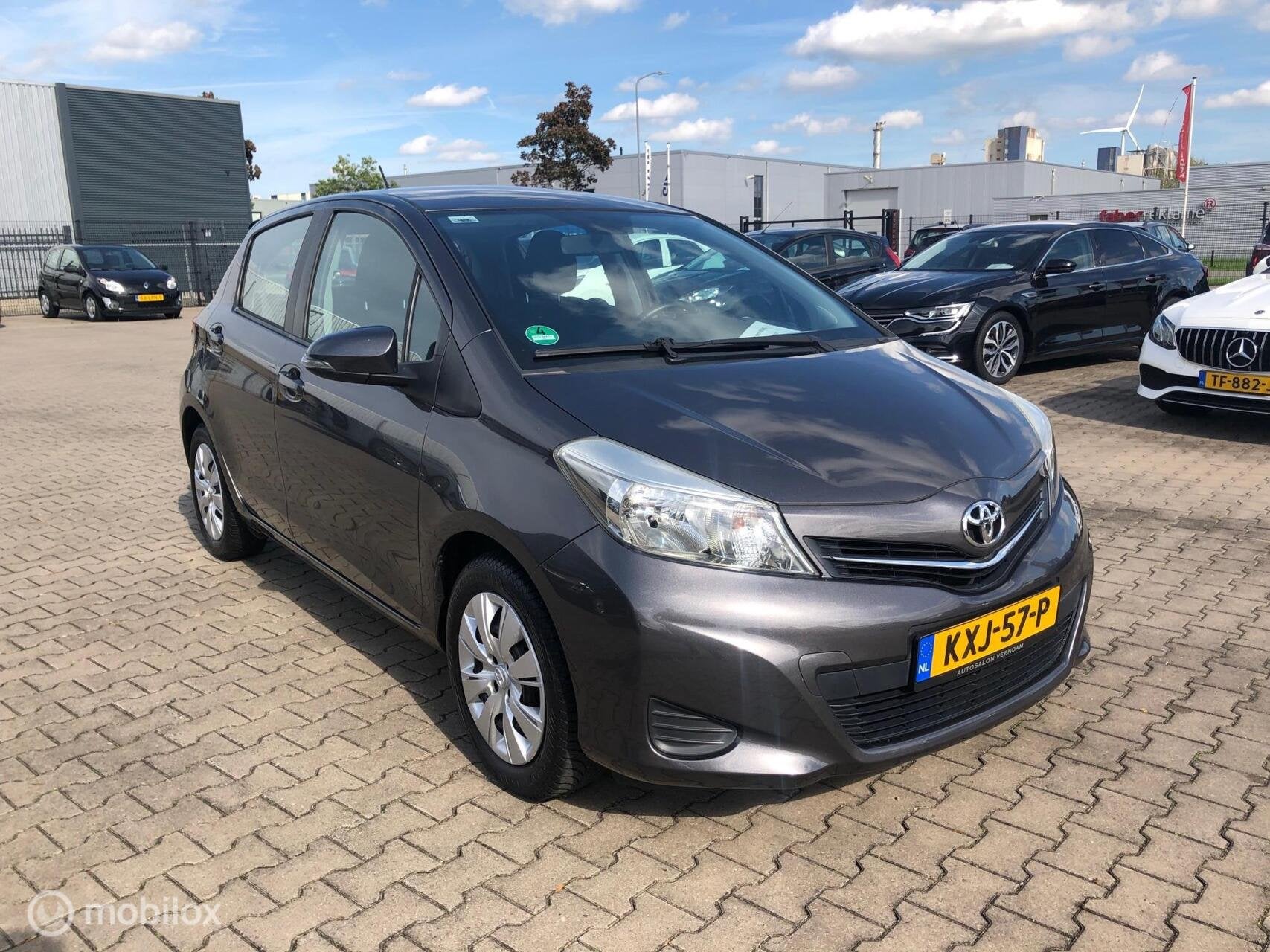 Toyota Yaris 1.3 VVT-i 5DRS AIRCO CAMERA NAVI 6.VERS, Voorwielaandrijving, Stof, Gebruikt, Zwart