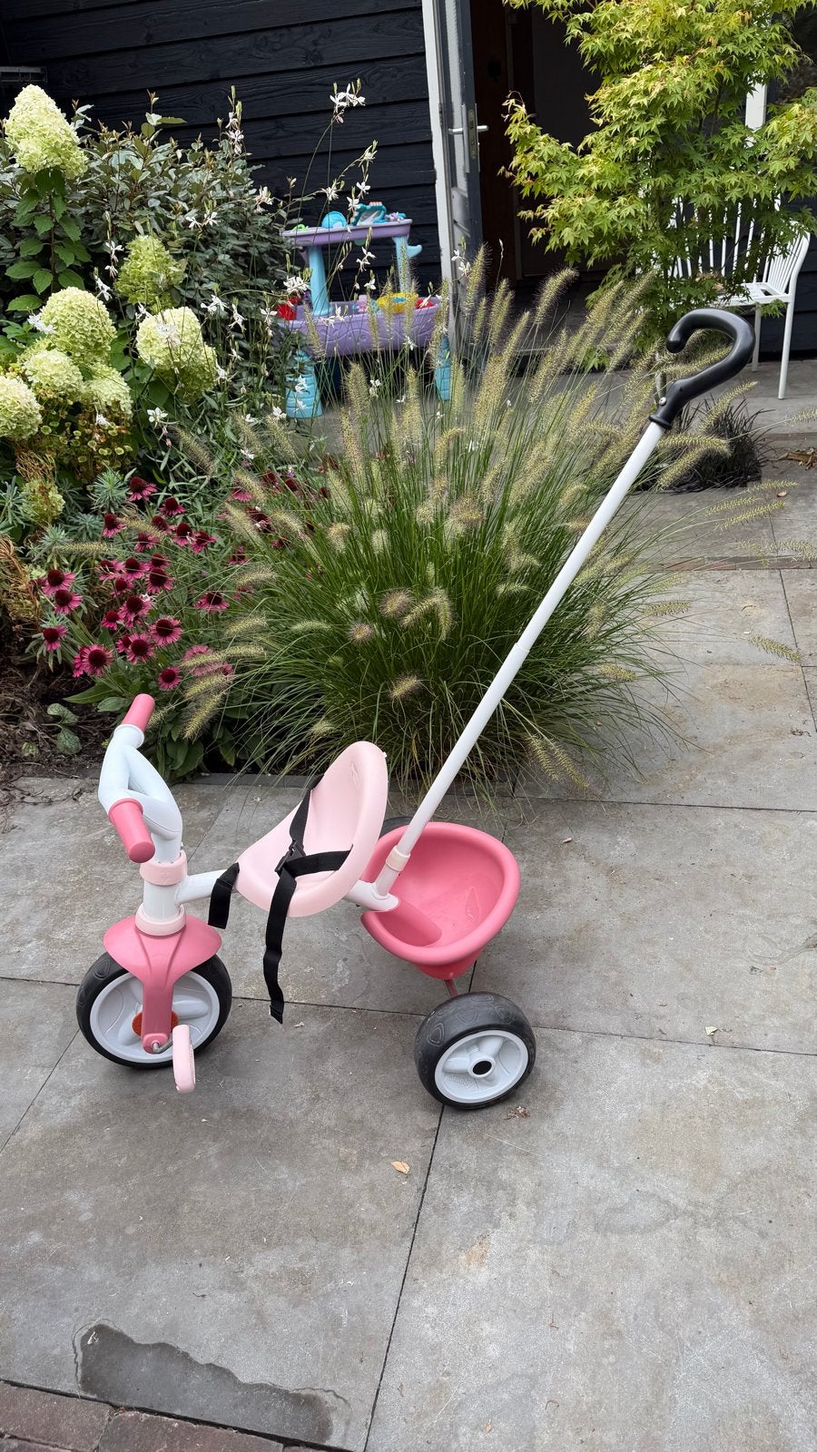 Roze Smoby driewieler met duwstang en mandje, Ophalen, Zo goed als nieuw, Duwstang