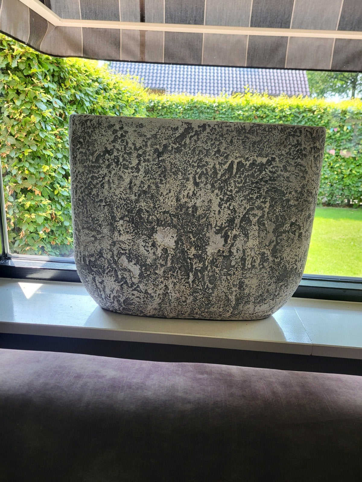 Grote ovale plantenbak van steen, robuust design, Tuin en Terras, Bloempotten, Ophalen, Steen, 40 cm of meer, Zo goed als nieuw