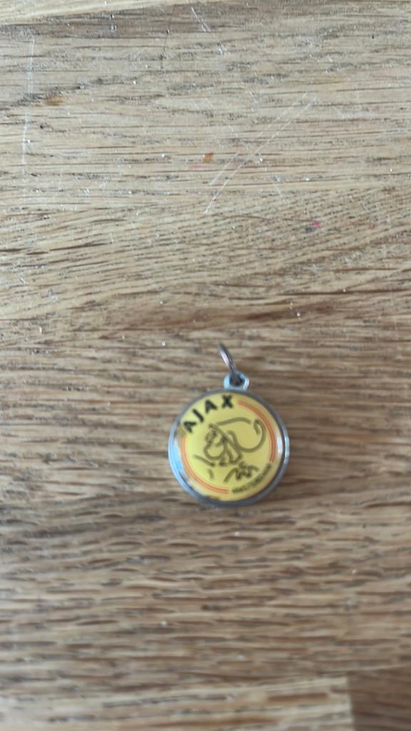 Een oud hangertje van Ajax gesponsord door ABN, Sieraden, Tassen en Uiterlijk, Ophalen of Verzenden, Zo goed als nieuw, Overige materialen