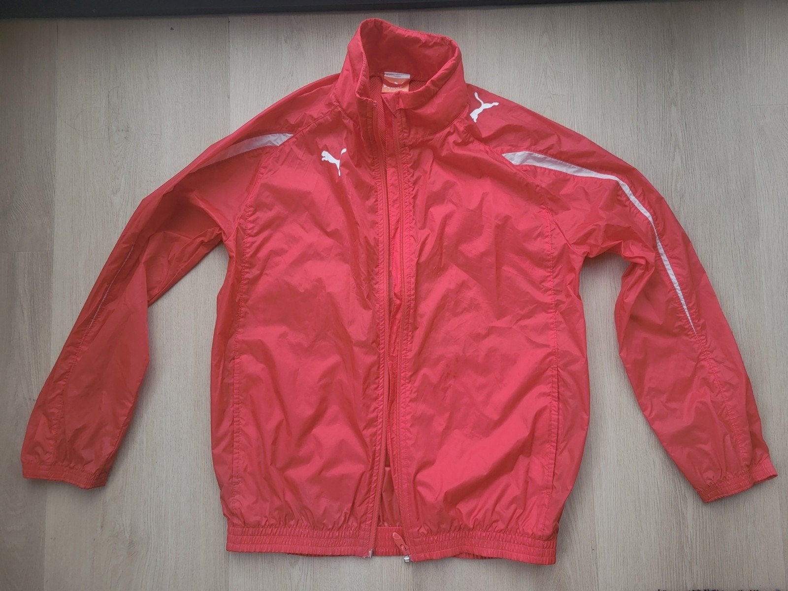Puma rode regenjas maat 152 met afneembare capuchon, Kinderen en Baby's, Kinderkleding | Maat 152, Ophalen of Verzenden, Zo goed als nieuw